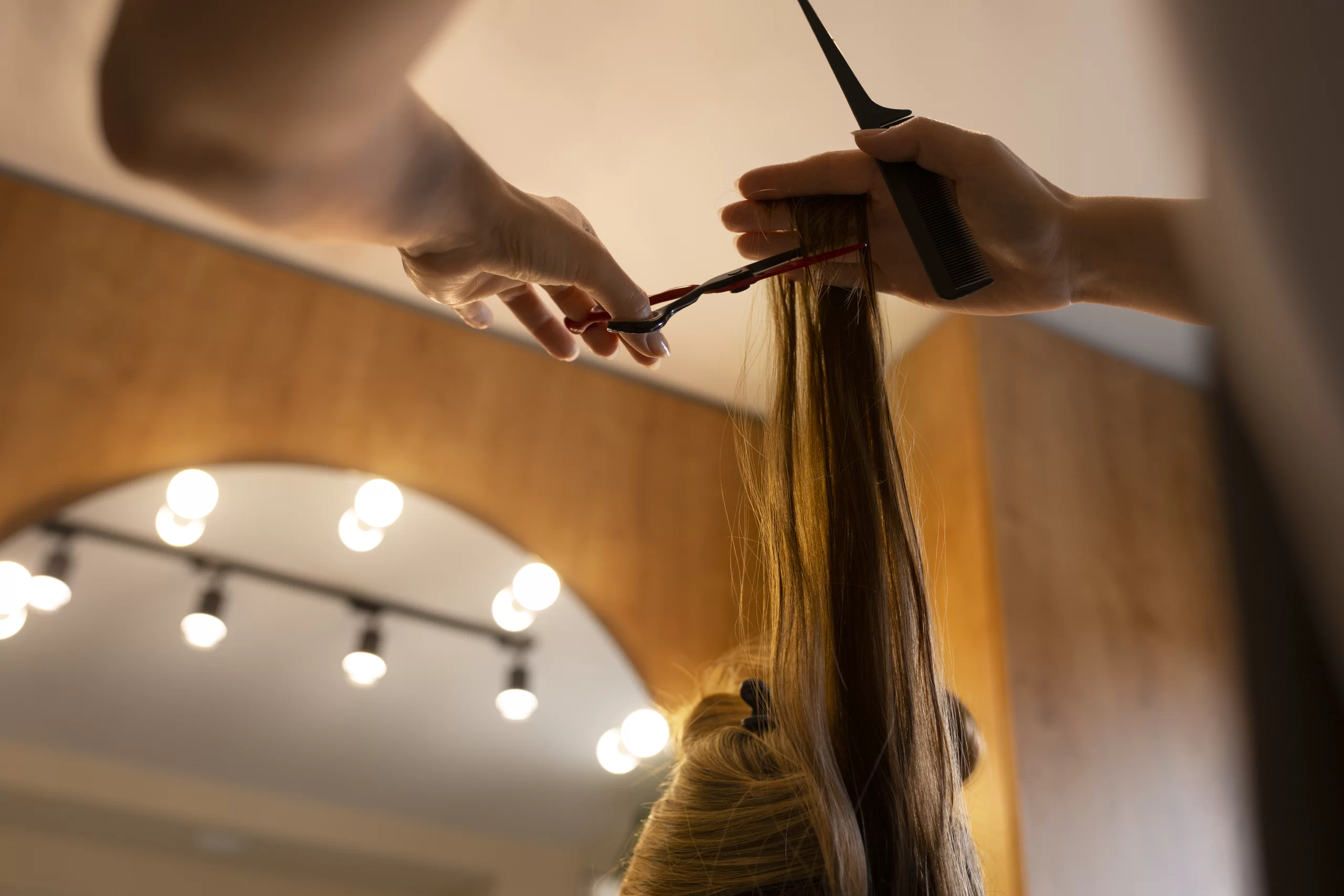 parrucchiera taglia i capelli in salone